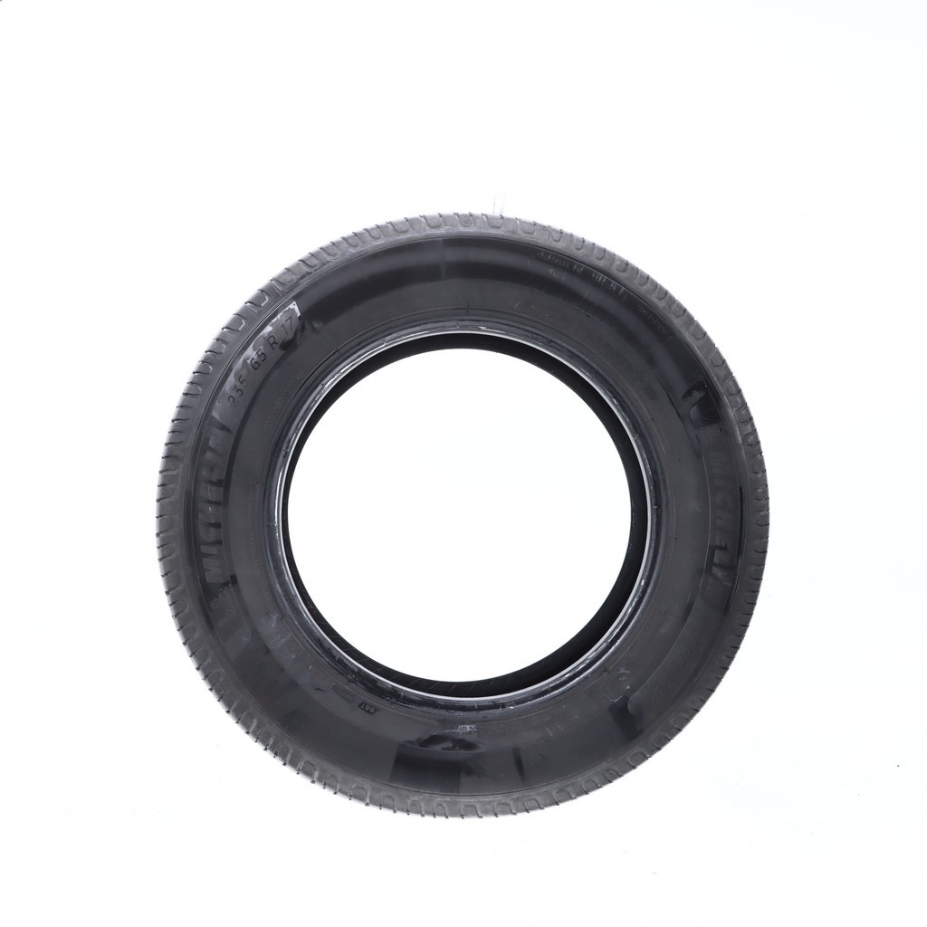 Set of (4) Used 235/65R17 Michelin Defender 2 104H – 6-7.5/32