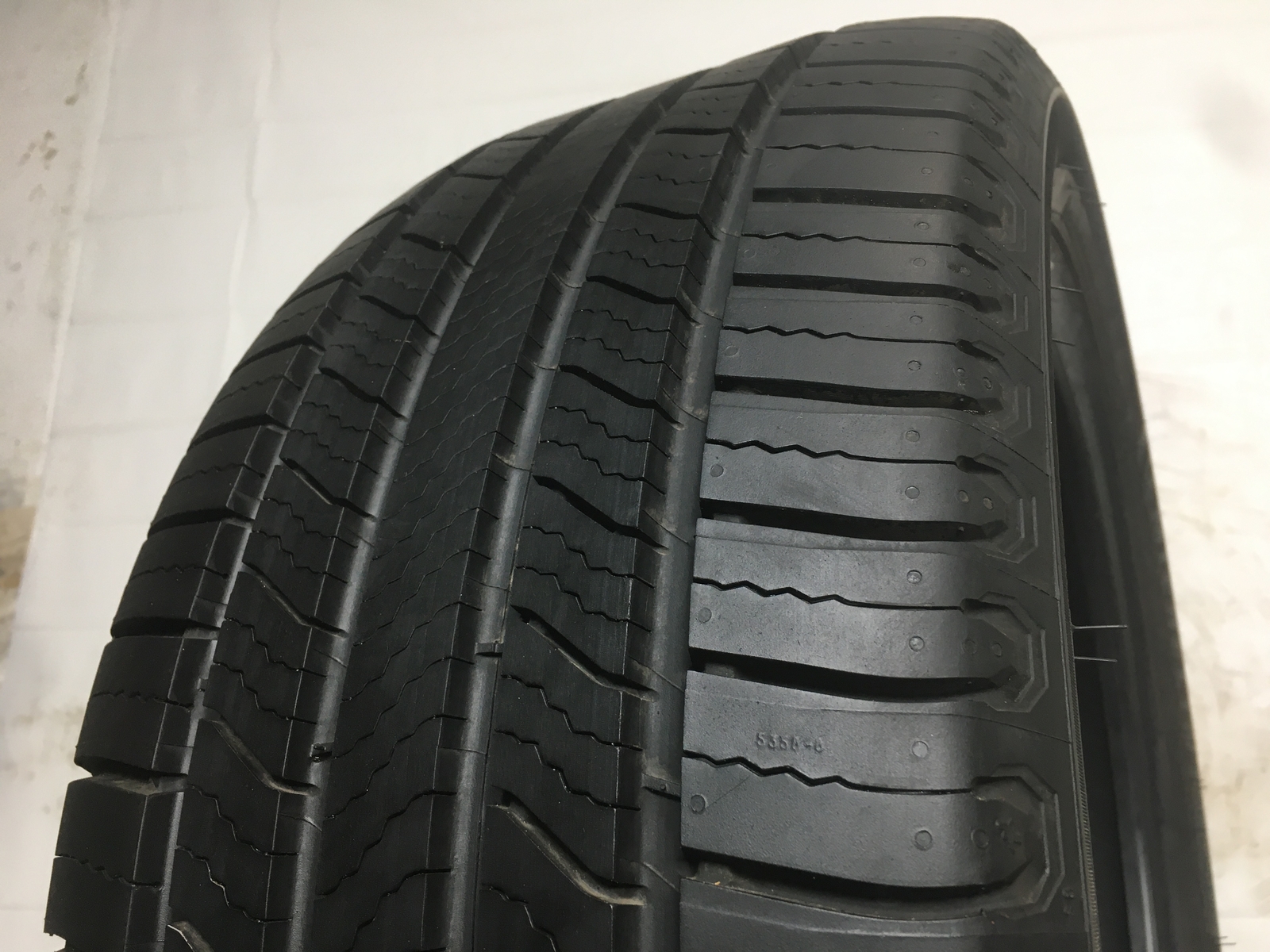 [1] Michelin Defender2 P235/45R19 235 45 19 Tire – Driven Once