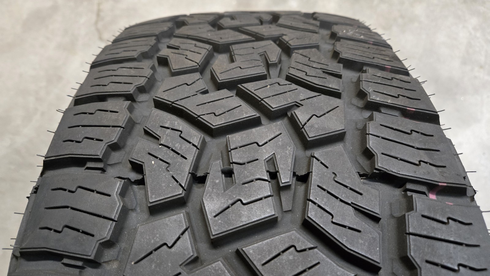 Used Single 265/60R18 Toyo Open Country A/T III 13/32″ M&S Light Truck tire