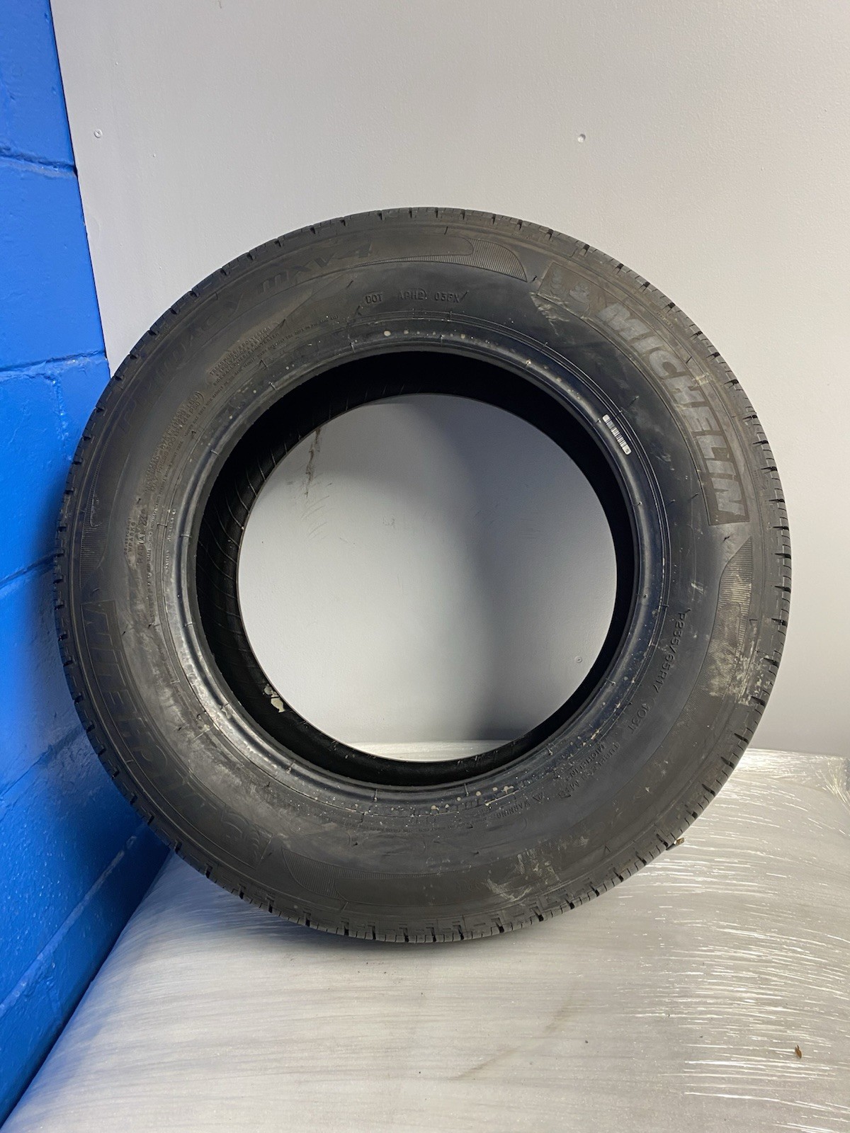 Single (1) Michelin Primacy MXV4 All Season Tire 235/65R17 103T 235 65 17