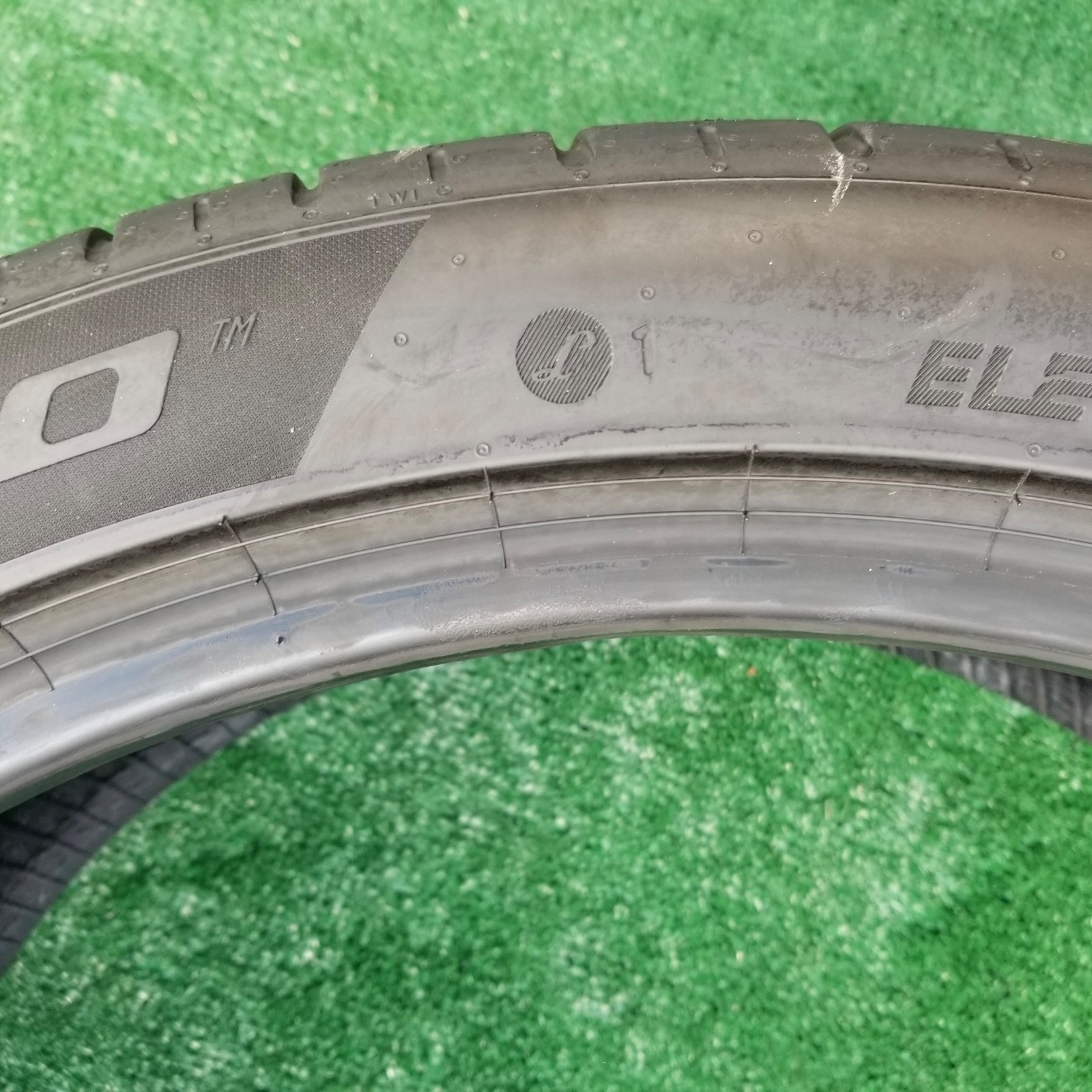 285/35R23 Pirelli P Zero PZ5 Elect Tire L1 Lamborghini Urus SE 285/35ZR23 100%