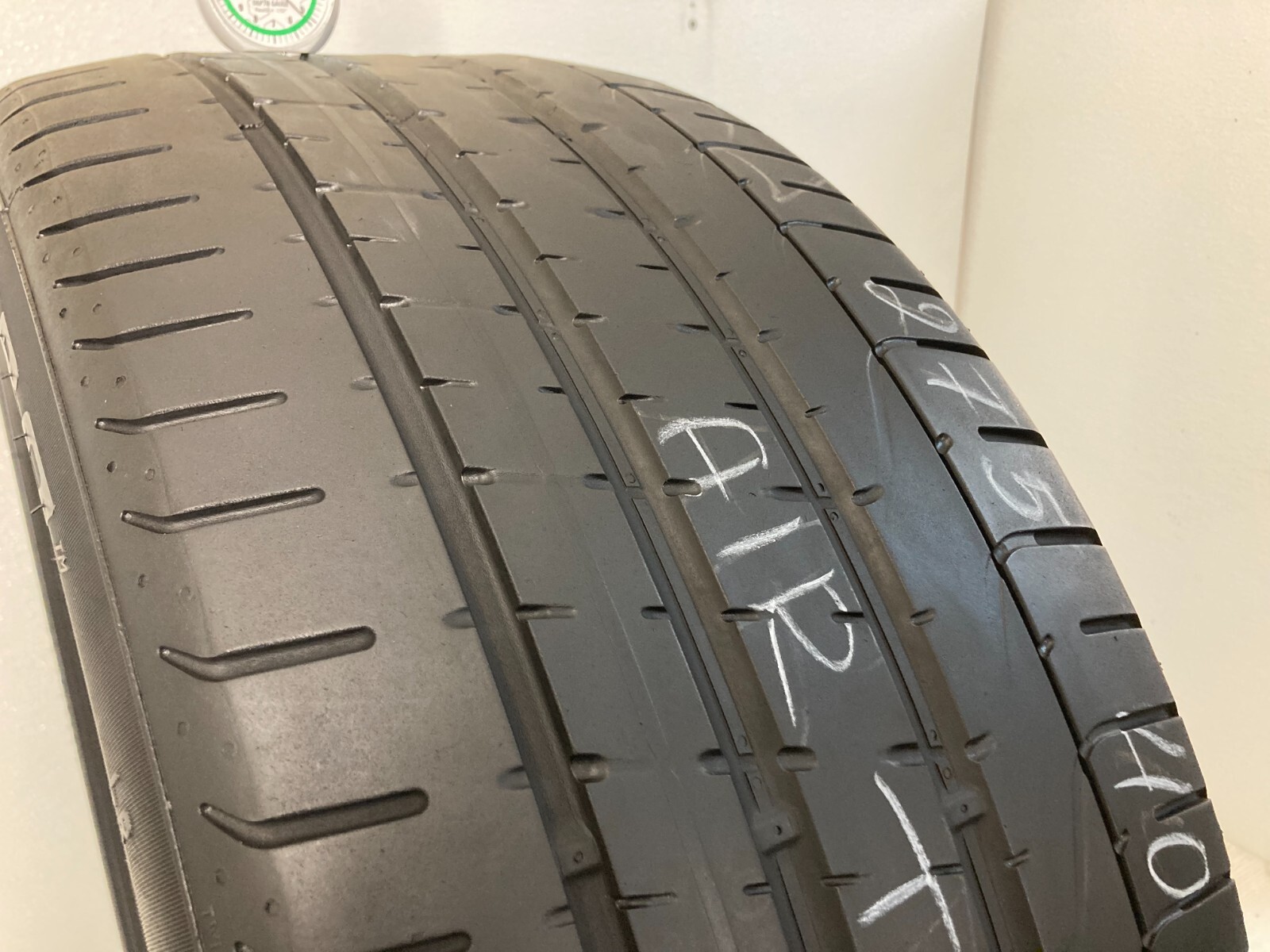 1 Tire 275 40 22 Pirelli P Zero LR (45-52% Tread Left) 108Y