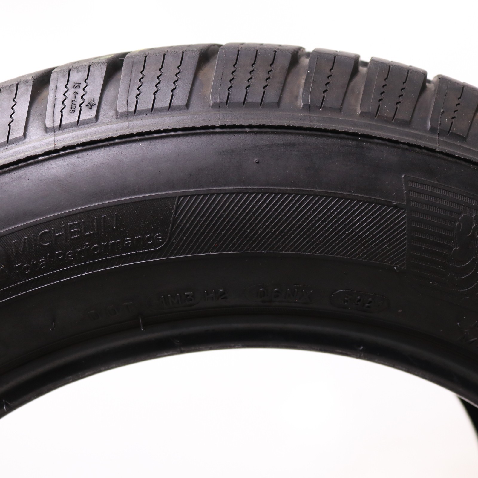 Set of 2 Used 235/65R17 Michelin Defender LTX M/S – 104T – 8.5/32