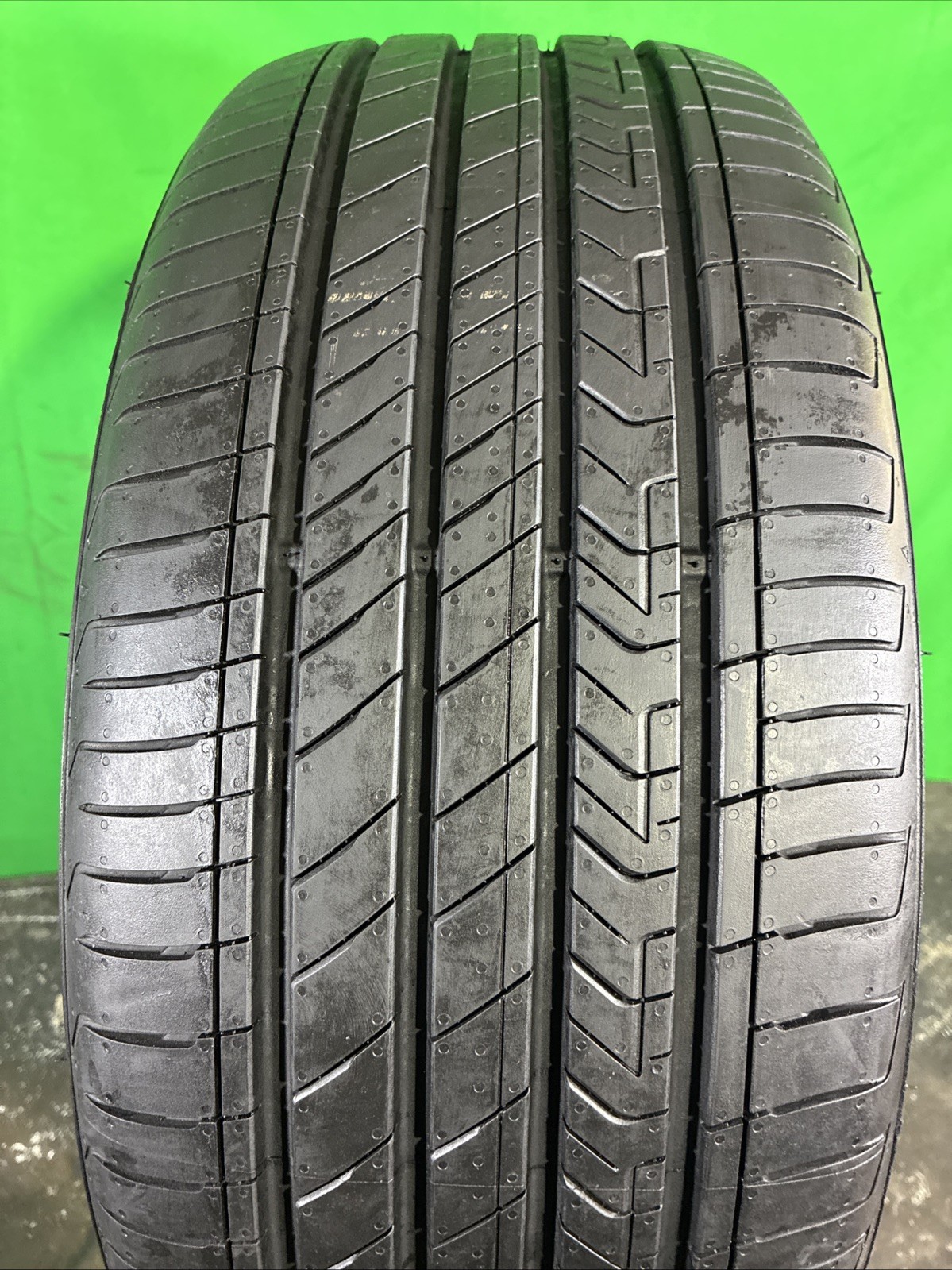 Single,Used-235/50ZR18 Kumho Majesty 101W 8/32 DOT 1625