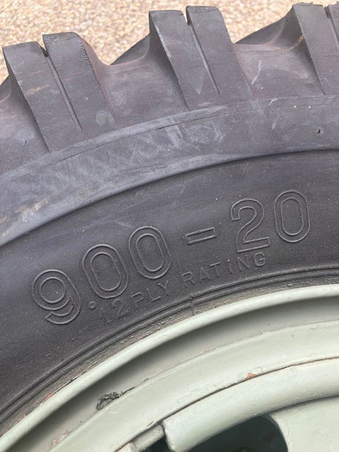 9.00×20 Snow Type Design Tube Truck Tires