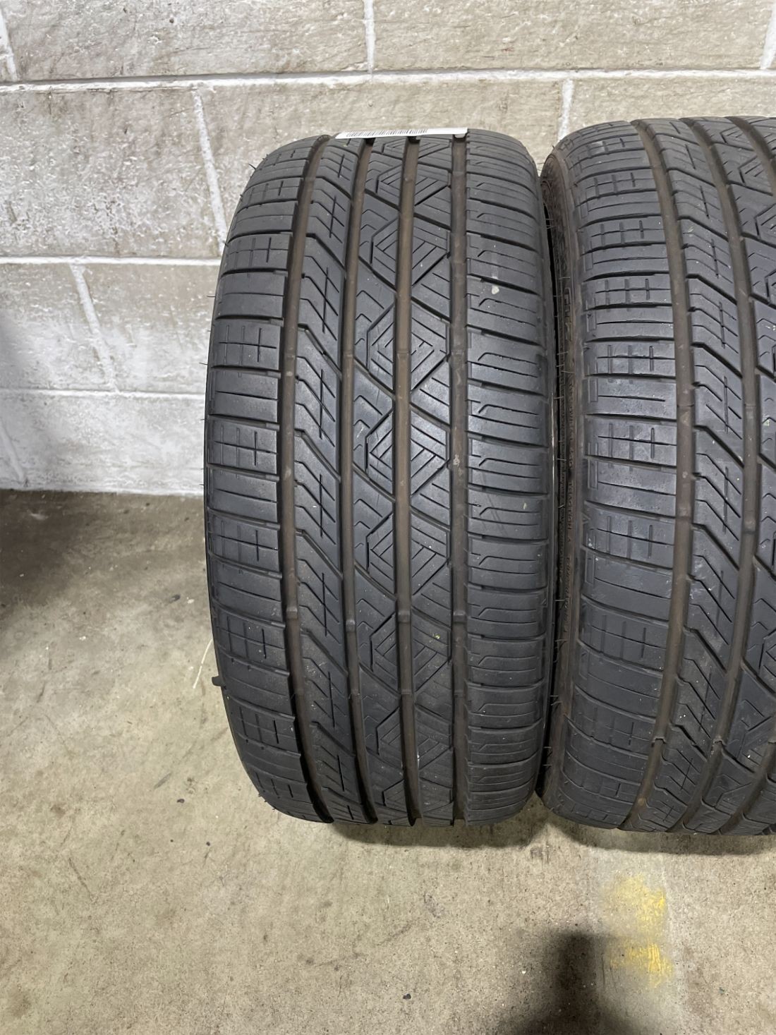 4x P225/40R18 Road Hugger GTZ 9-10/32 92 W Used Tires 2254018