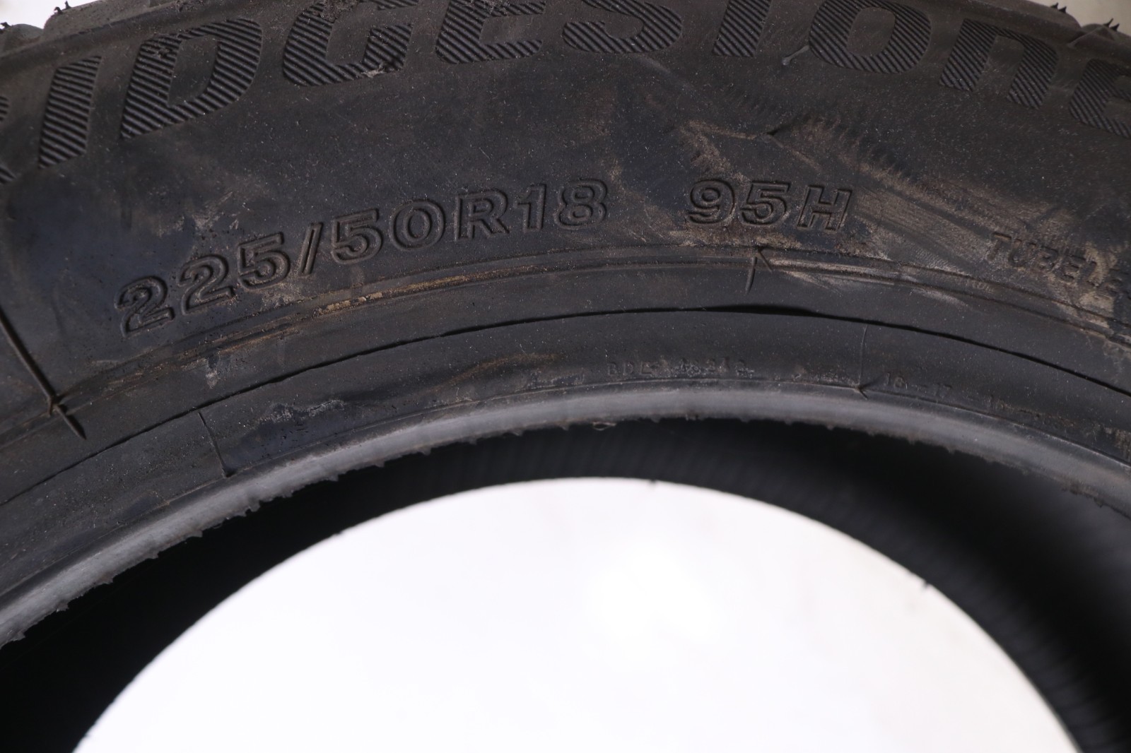 Set of 4 New 225/50R18 Bridgestone Blizzak LM001 RFT Run Flat – 95H – 8.5/32