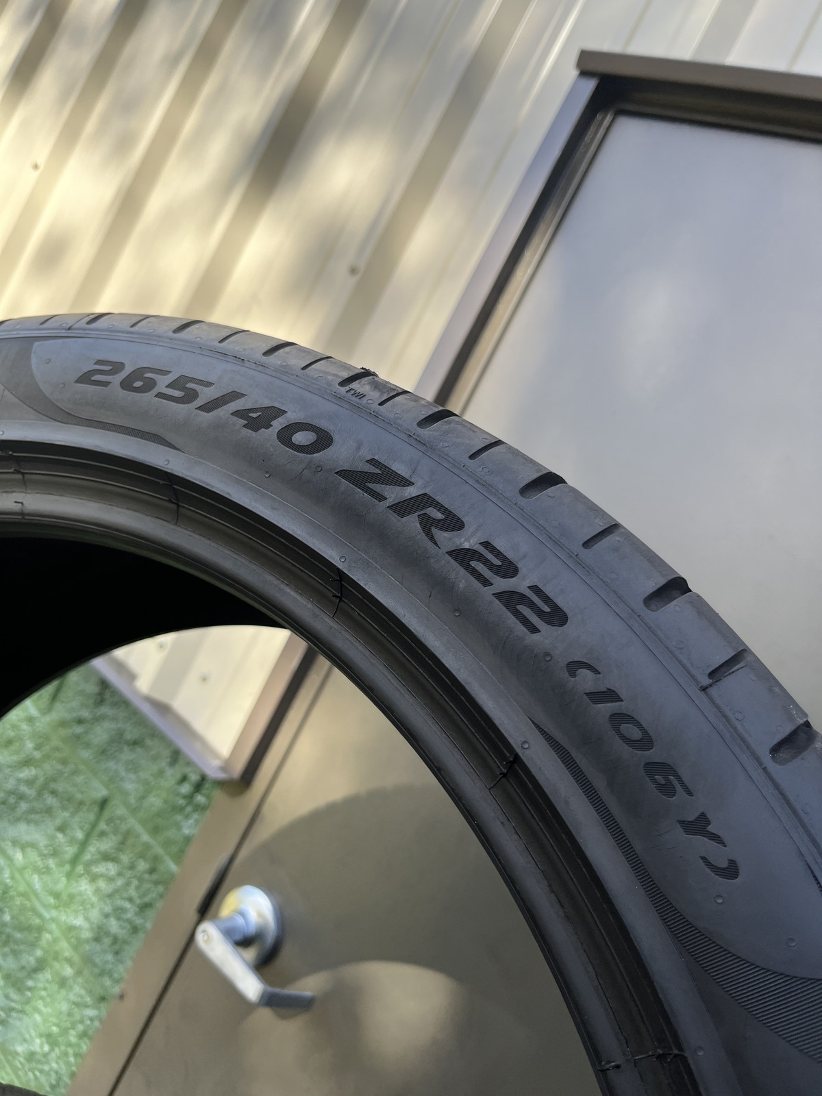 1 Tire Pirelli P Zero PZ4 J LR 265/40ZR22 106Y DOT.3923 6.75/32