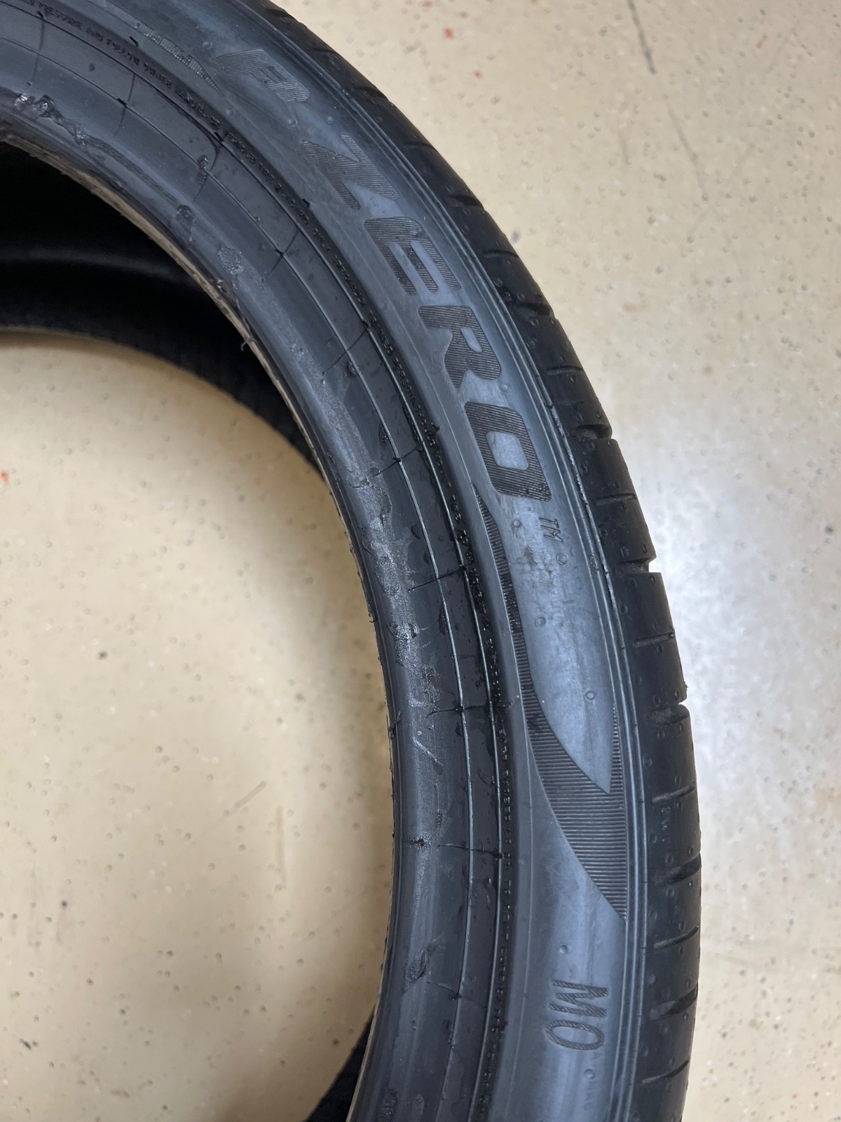 1 – TAKEOFF 255/35R19 XL (96Y) Pirelli P Zero PZ4 (MO) Mercedes OEM – 6082