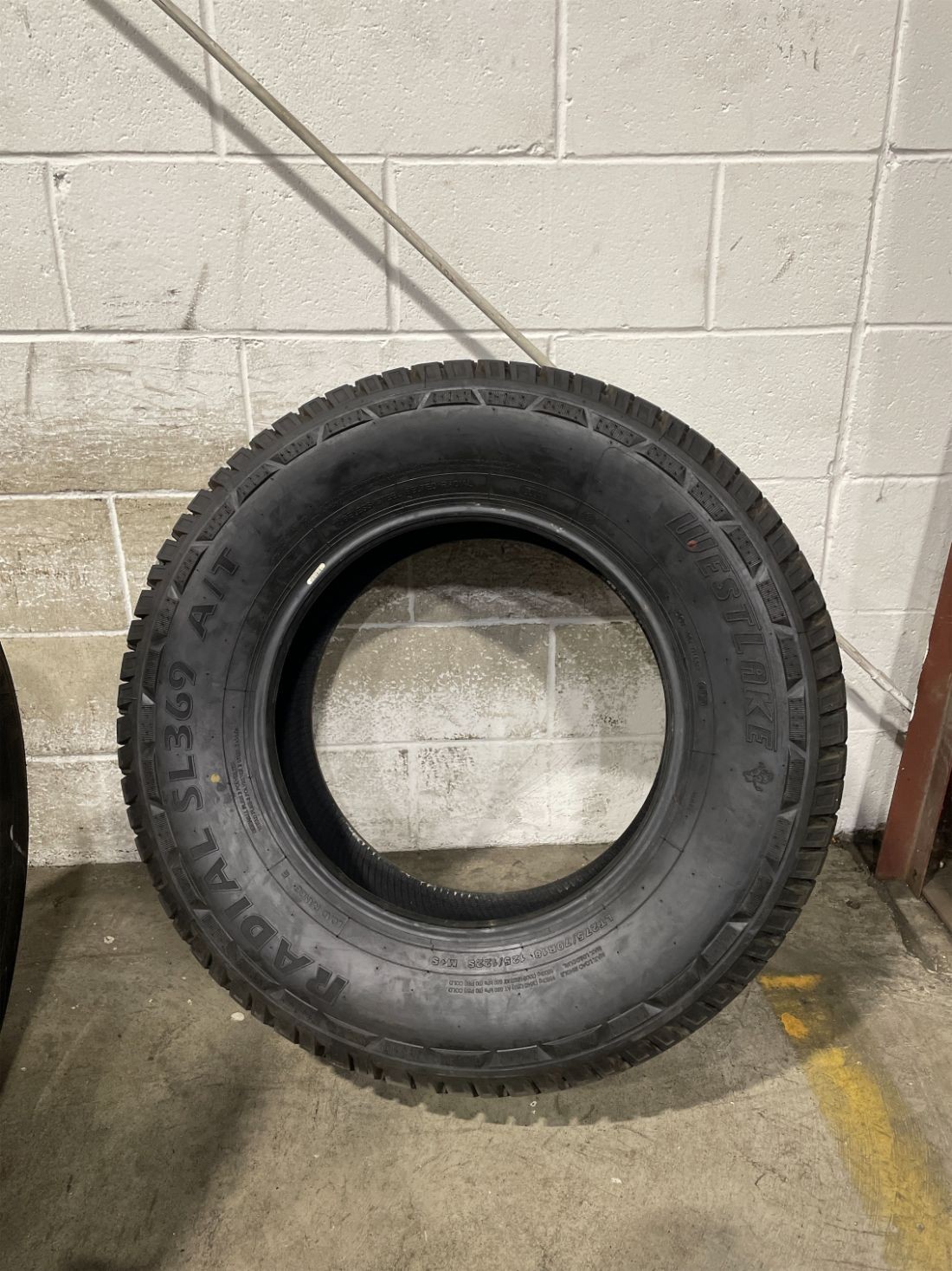 1x LT275/70R18 West Lake SL369 A/T 15/32 125 S Used Tire 2757018