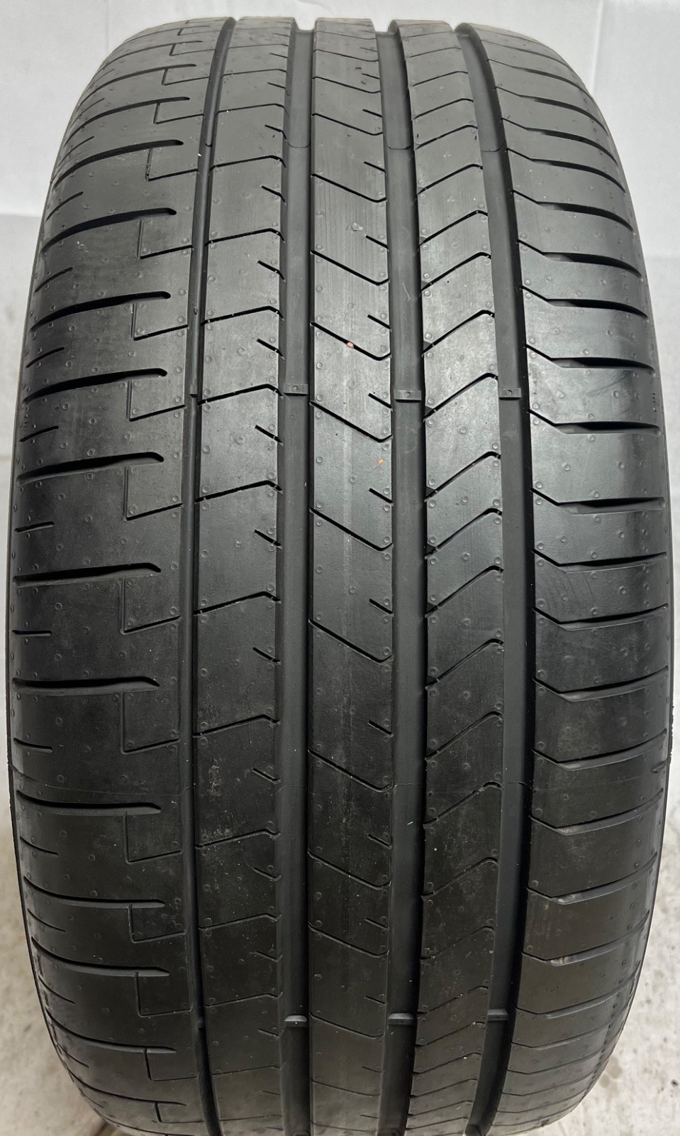 1 – TAKEOFF 255/35R19 XL (96Y) Pirelli P Zero PZ4 (MO) Mercedes OEM – 6082