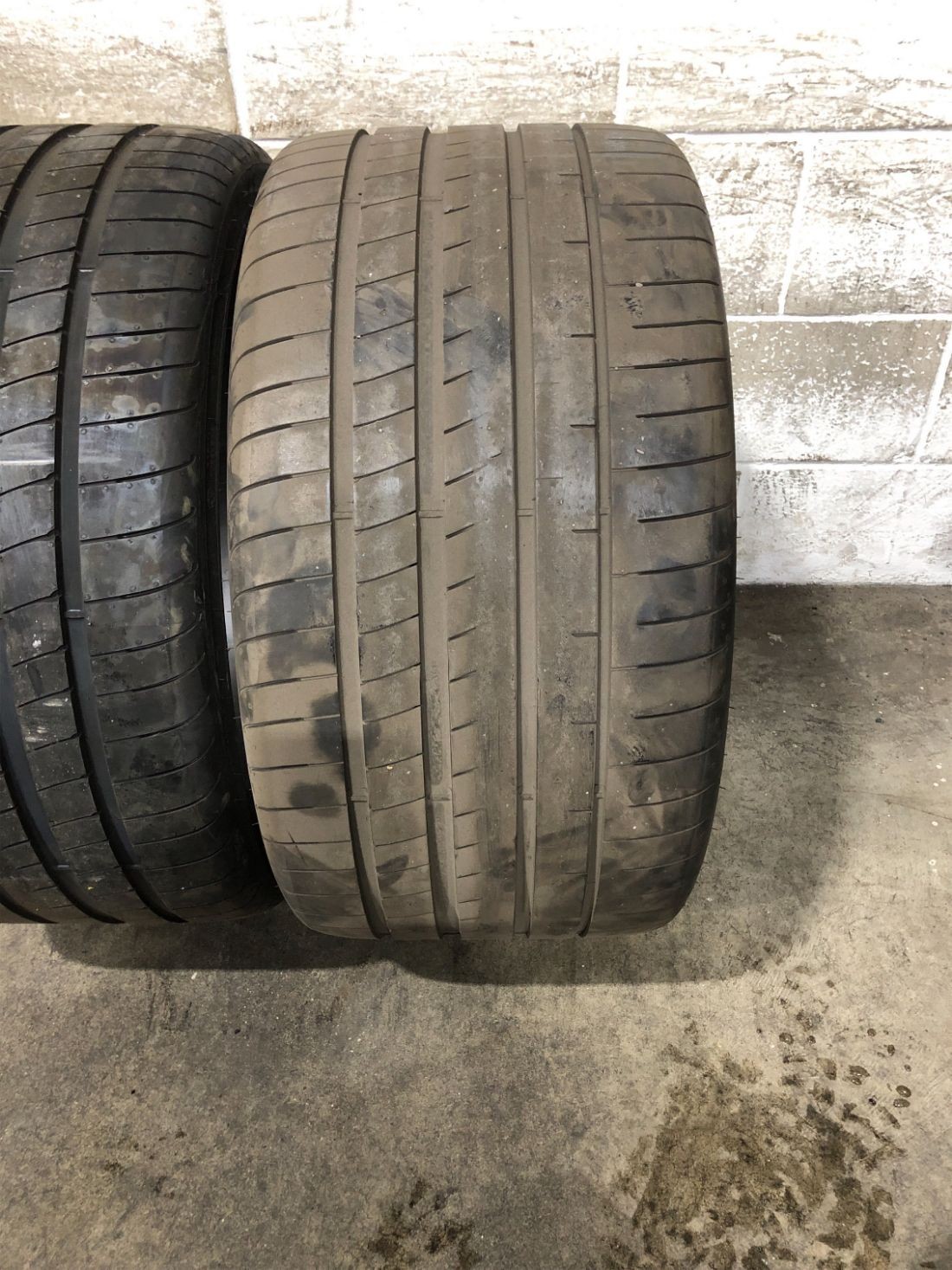 2x P305/30R21 Goodyear Eagle F1 Asymmetric 3 NAO 8/32 Used Tires