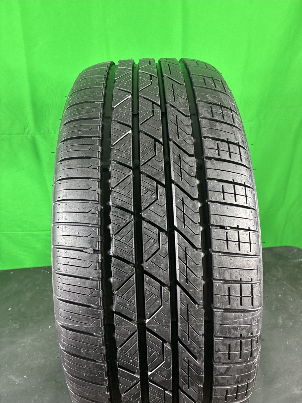 Single,Used-245/45ZR19 Road Hugger GTZ 102W 9/32 Dot 5025