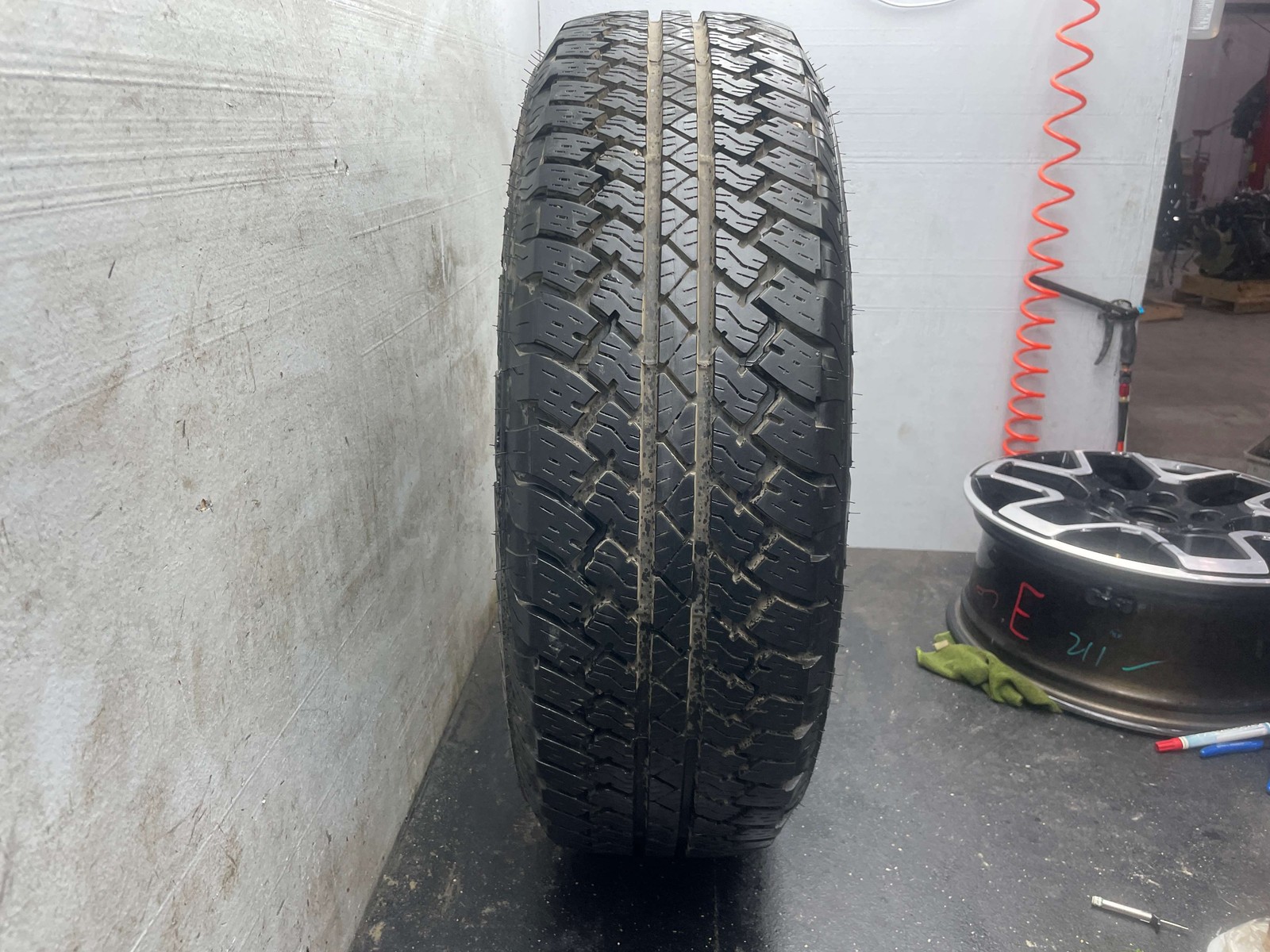 (D) 255/70R18 BRIDGESTONE DUELER A/T TIRE 13/32NDS DOT (0623)