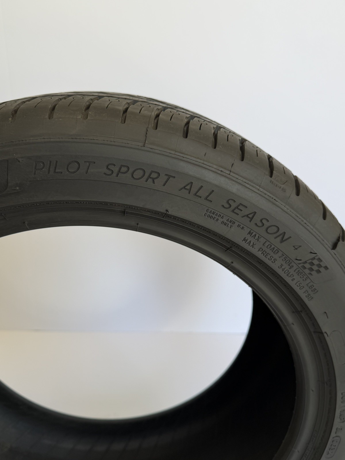 235/45ZR18 98Y Michelin Pilot Sport All Season 4 10/32 DOT 2522 2354518