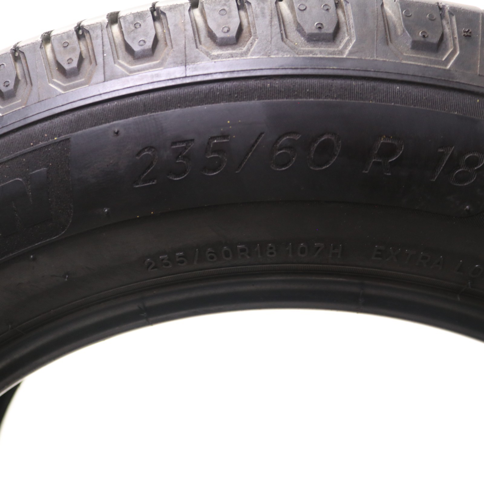 Used 235/60R18 Michelin Defender 2 – 107H – 7/32