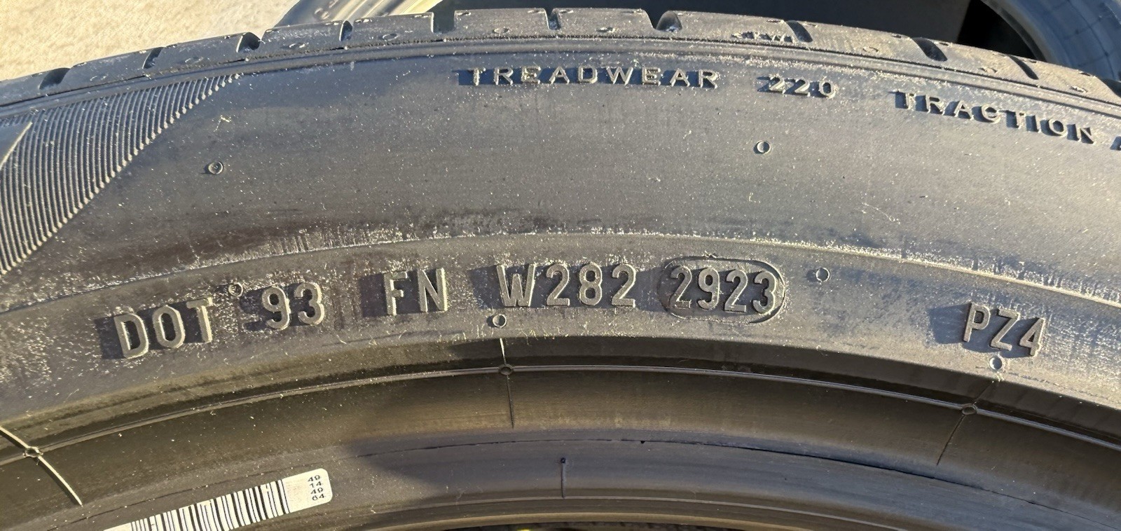 SET OF TWO BRAND NEW 285/40R21 Pirelli P Zero PZ4 Sport Tires 2854021