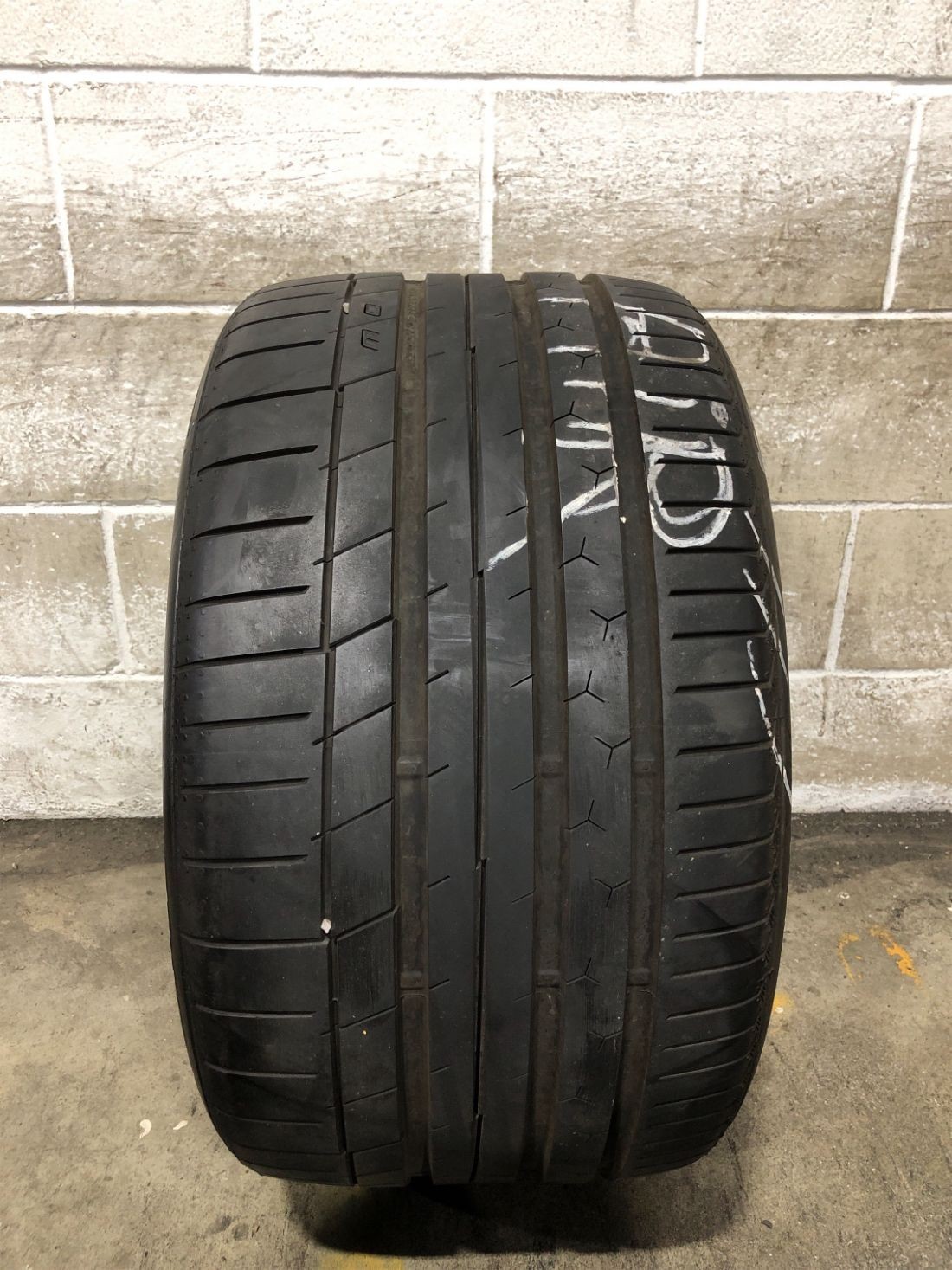 1x P325/30R19 Continental ExtremeContact Sport 8/32 101 Y Used Tire 3253019