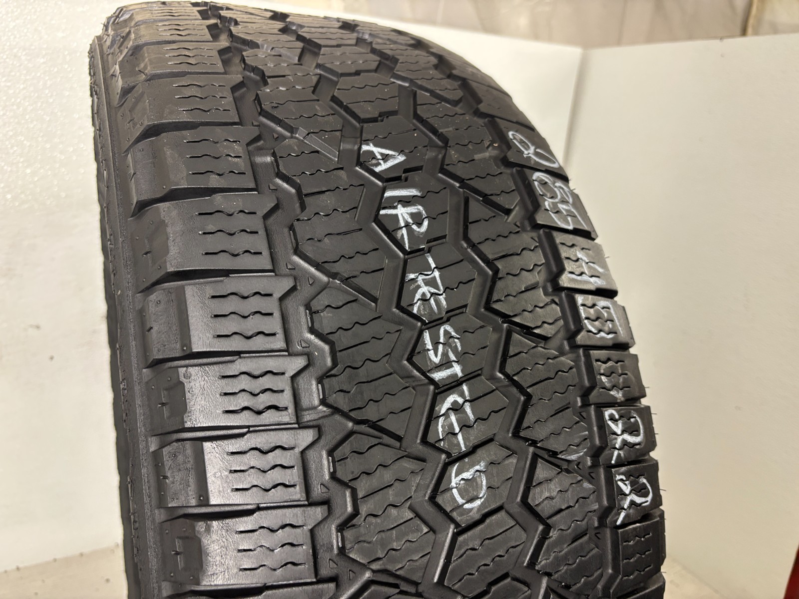 1 Tire 285 45 22 Bridgestone Dueler A/T Ascent (7.00-8.00/32 Tread Left) 114H