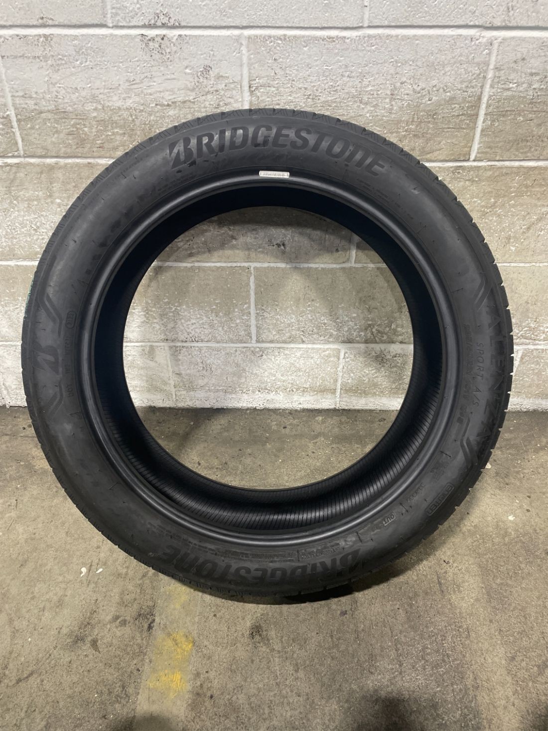 1x P235/50R21 Bridgestone Alenza Sport A/S Enliten 8/32 101 V Used Tire 2355021