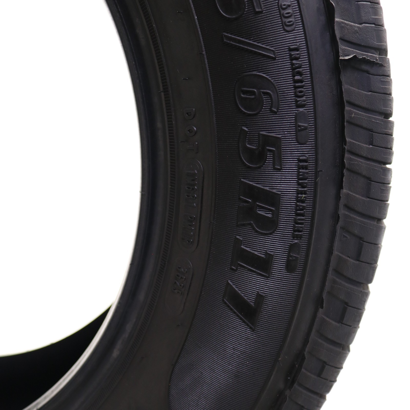 Set of 2 Used 235/65R17 Goodyear Reliant All-Season – 104V – 9-10/32