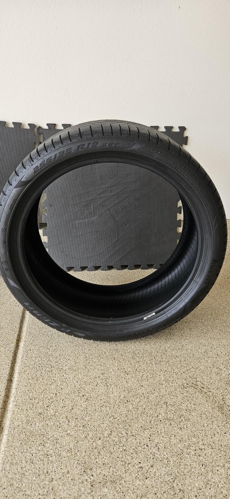 Pirelli PZero PZ4 Luxury 255/35R19 Tire