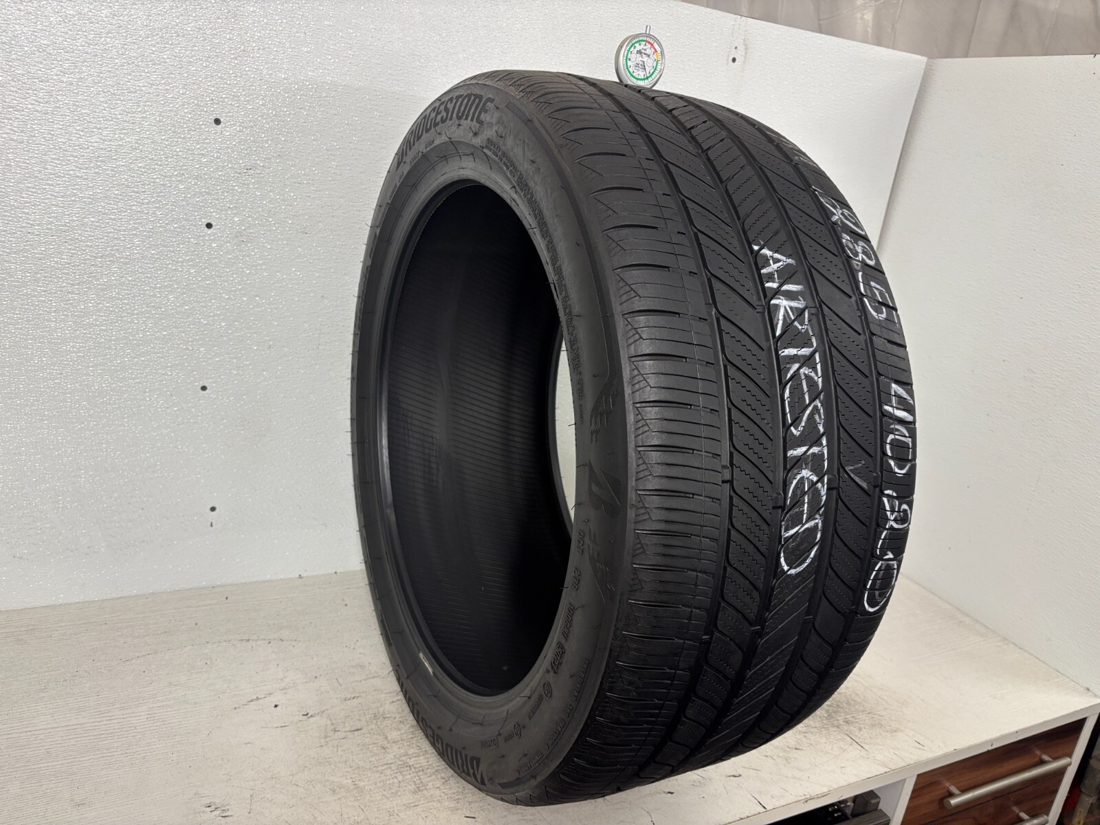 1 Tire 285 40 20 Bridgestone Turanza LS100 (5.50/32 = 61% Tread Left)