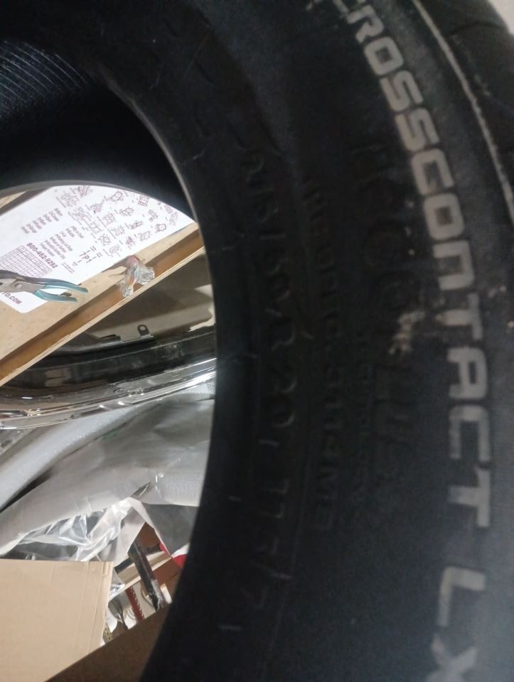 275/60 R20 Tire Continental Cross Contact LX 20 11/32 Tread Depth 3208438