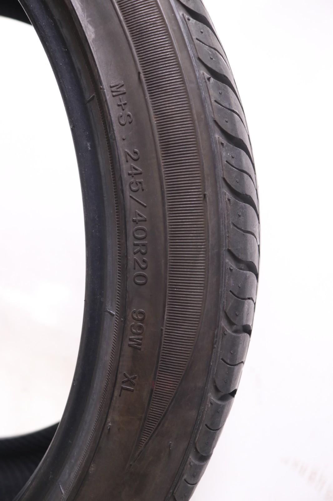 Used 245/40R20 Vogue Signature V – 99W – 6.5/32 No Repairs