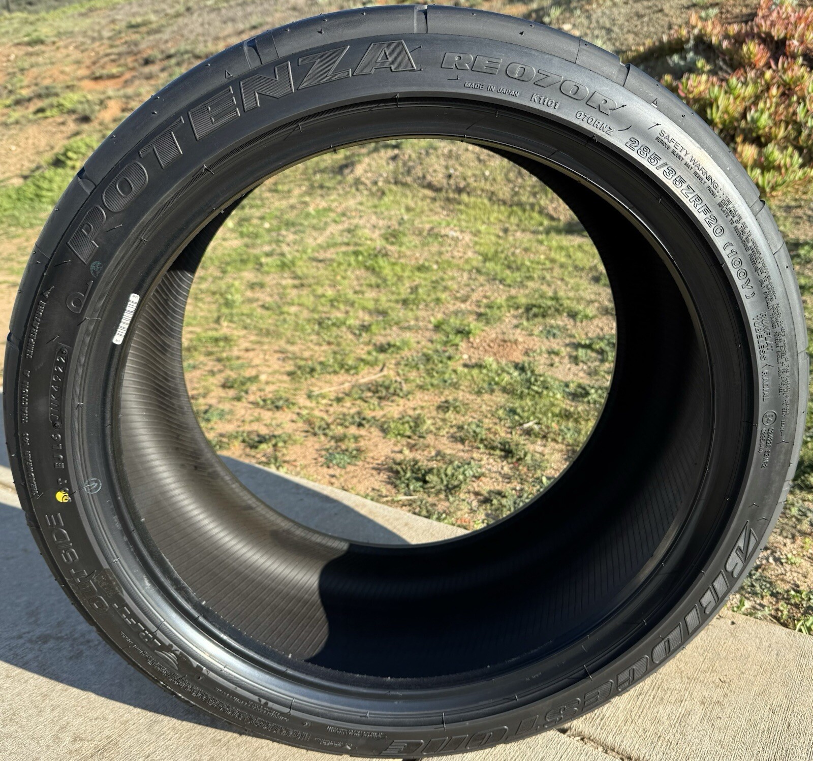 ONE BRAND NEW 285/35ZR20 (100Y) Bridgestone RE070R RFT Nissan GTR Run Flat Tire