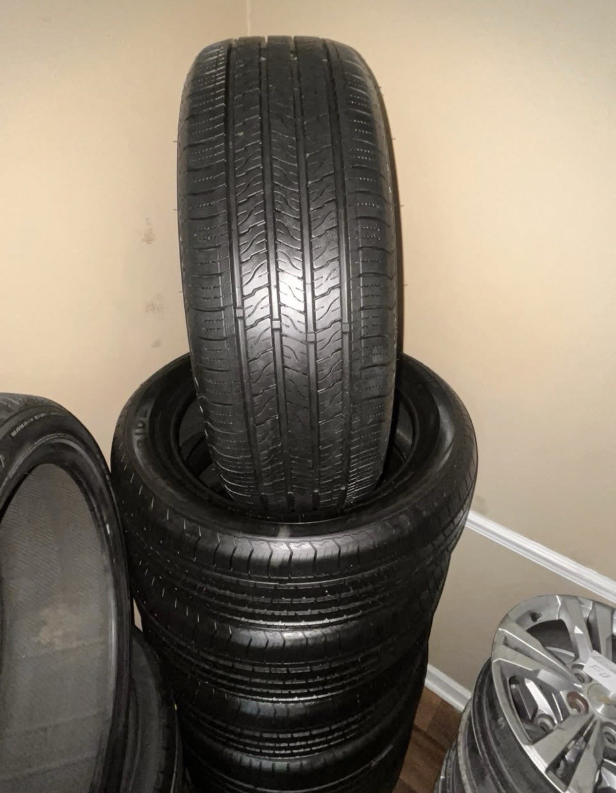 SET OF 4 USED LIKE NEW P235/55R20 102H GOODRIDE CROSSLEGEND SU320 M+S *