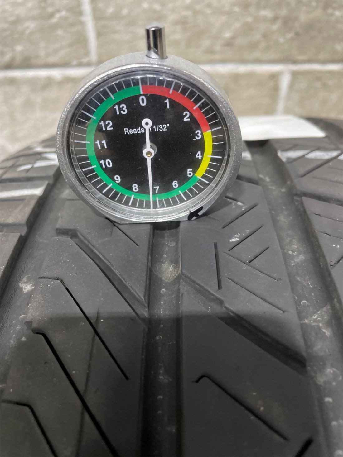 1x P245/40R19 Road Hugger GTZ 7/32 98 W Used Tire 2454019