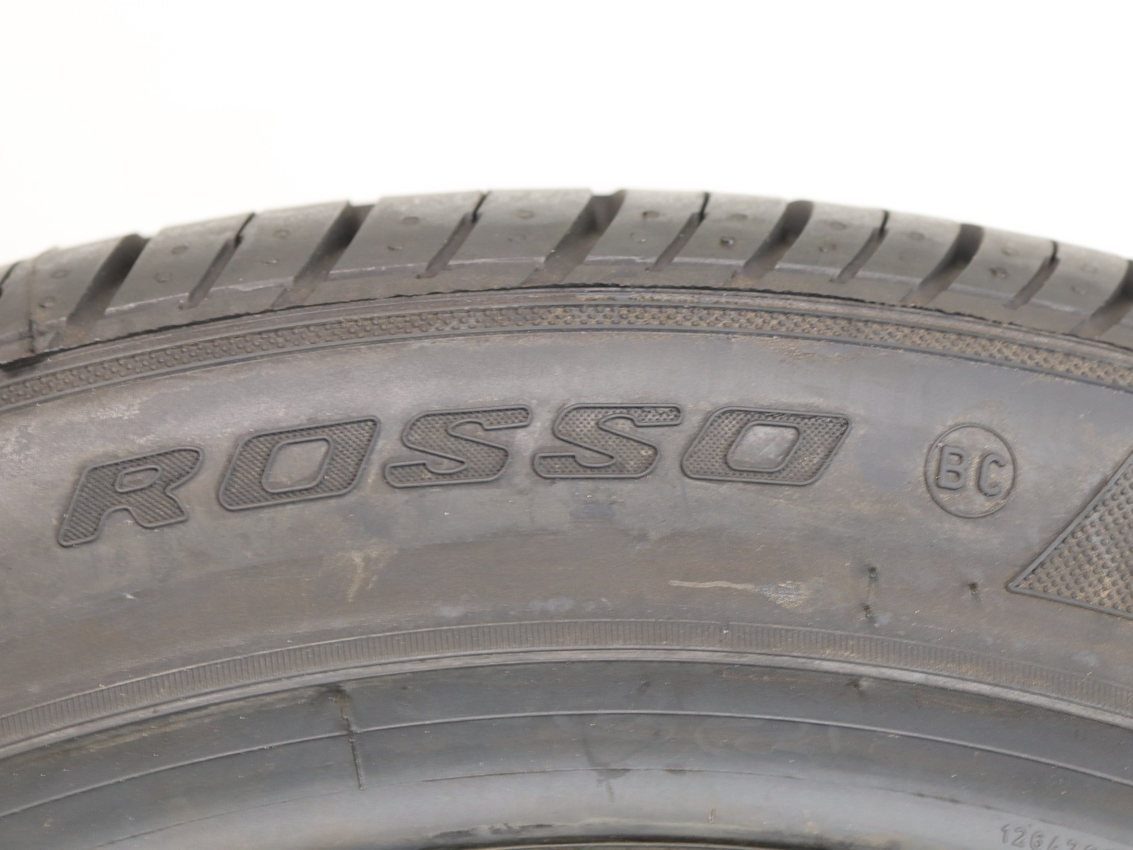 New Old Stock 275/40ZR19 Pireli Pzero Rosso 105Y DOT 0620 1J124