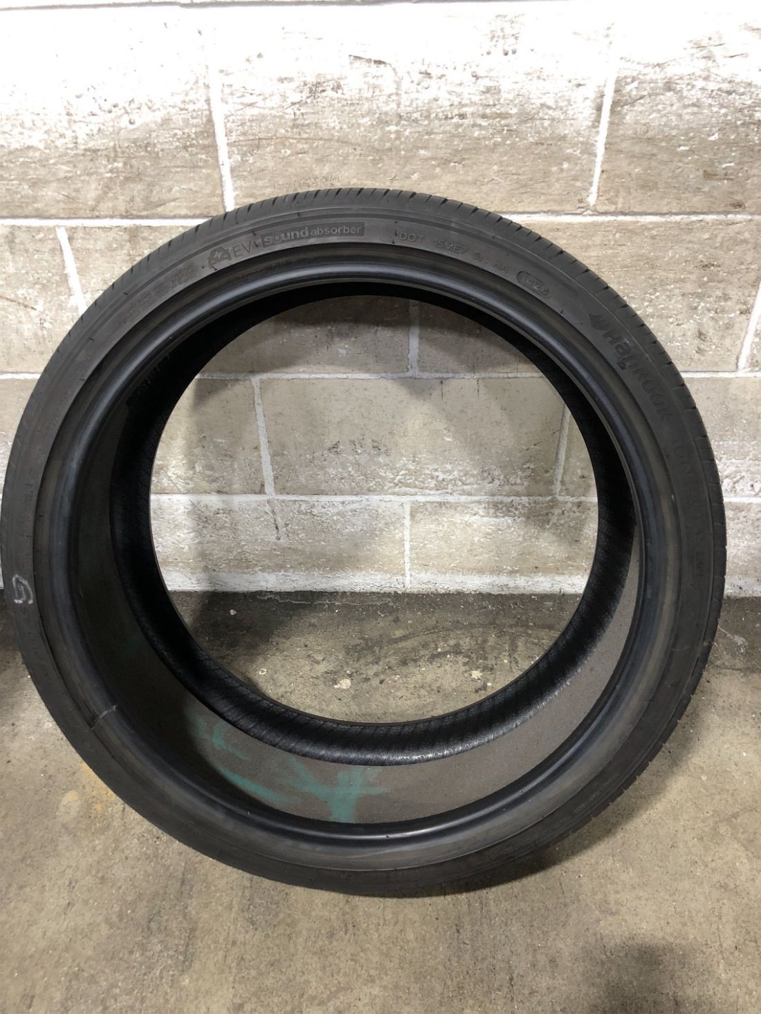 1x P255/35R21 Hankook iON EVO AS SUV EV TO 8/32 98 W Used Tire 2553521