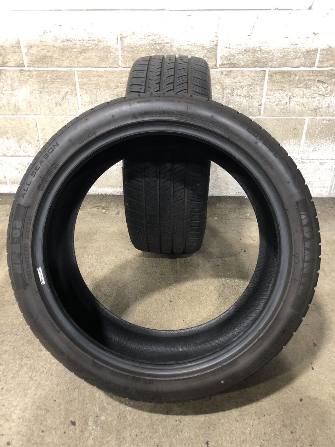 2x P255/40R20 Advanta HPZ-02 A/S 8/32 101 Y Used Tires 2554020
