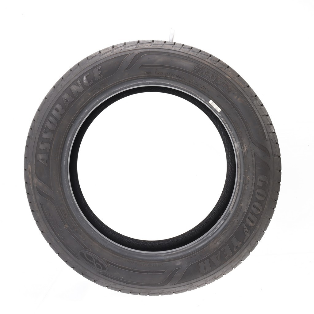 Set of (4) Used 225/60R18 Goodyear Assurance MaxLife 100H – 9.5-11/32 (O7JY)