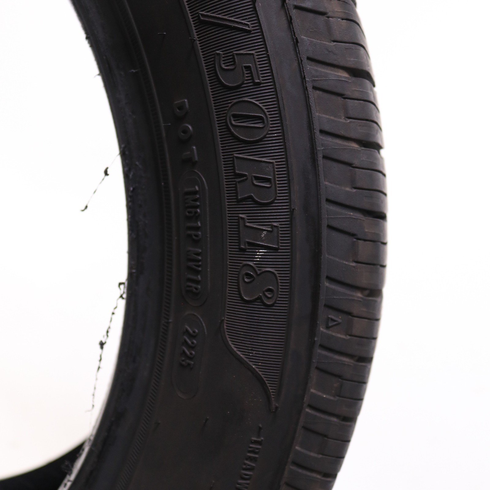 Set of 2 Used 235/50R18 Goodyear Reliant All-season – 97V – 8-8.5/32