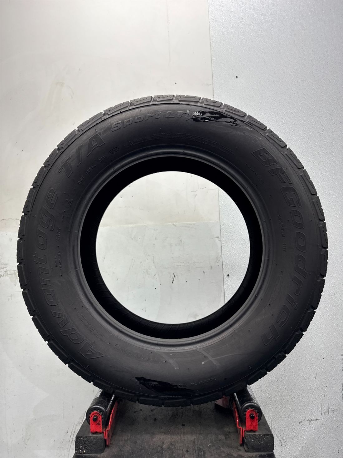 1 Used P255/65R18 BFGoodrich Advantage T/A Sport LT 111 T – 10/32