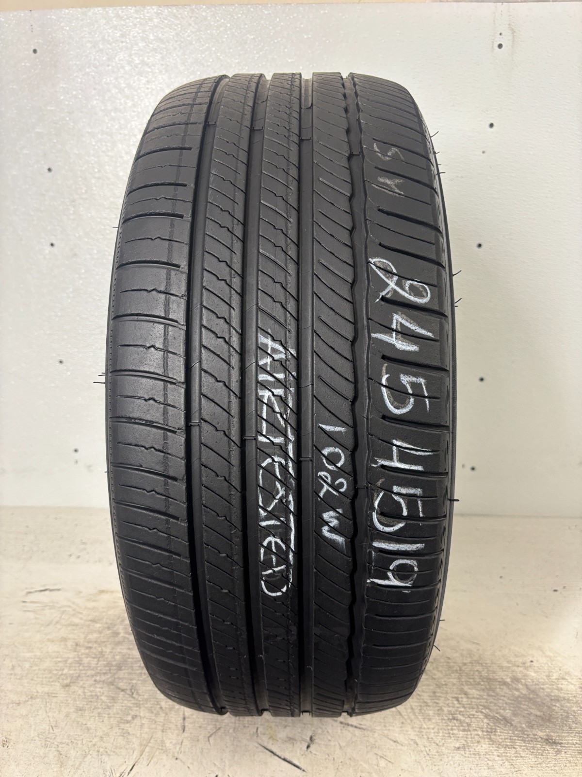 1 Tire 245 45 19 Michelin Primacy Tour A/S GOE 102W( 7-7.2/32=82-84% Tread Left)