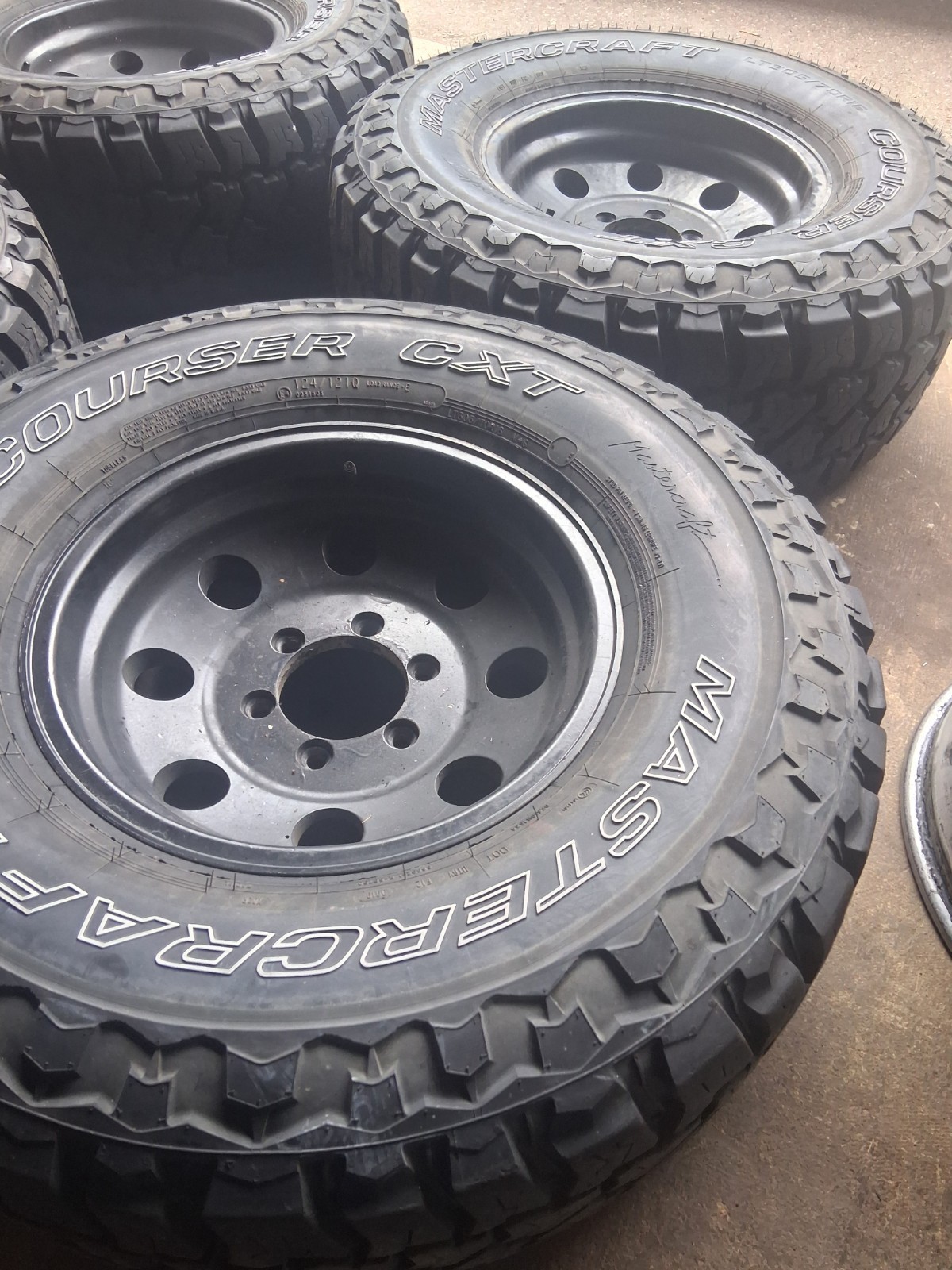 Lt 305/70/16… 6 Lug Chevy .. Only Fits 90s Won’t Fit 2000 And Up