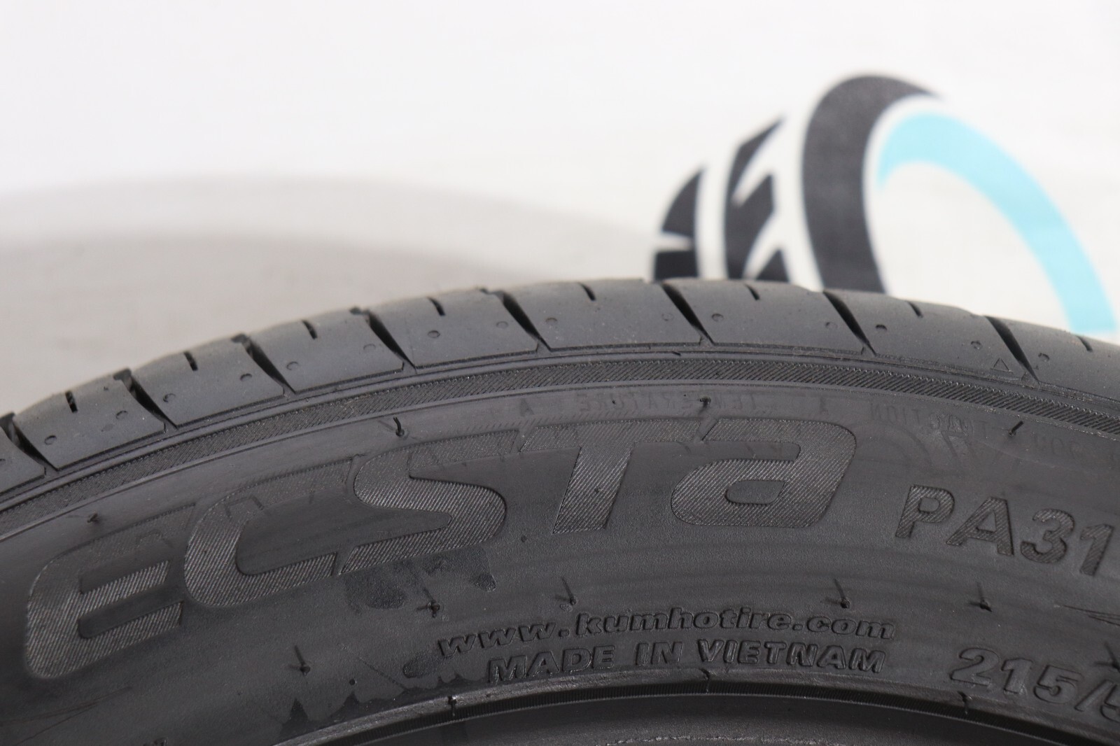 Used 215/55R18 Kumho Ecsta PA31 95V – 9/32”
