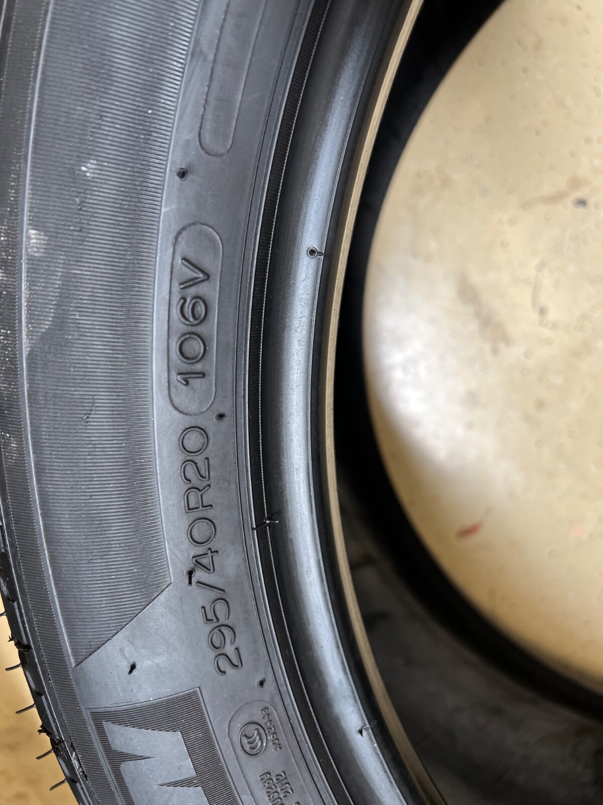 1 – NICE 295/40R20 (106V) Michelin Latitude Tour HP (N0) Porsche OEM – 6094