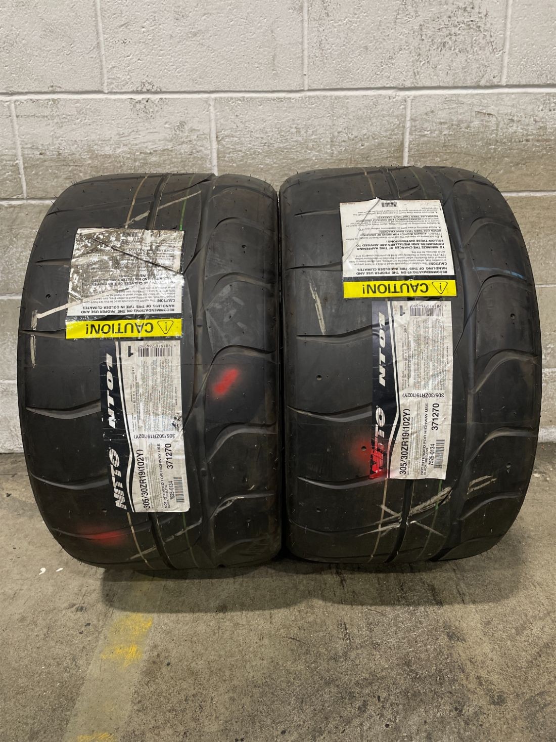 2x P305/30R19 Nitto NT01 5/32 102 Y New Tires 3053019