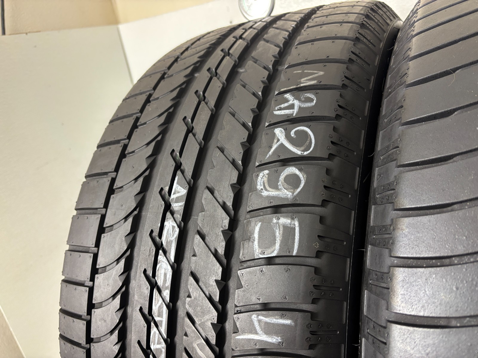 2 tires 295 40 22 Goodyear Eagle F1 Asymmetric SUV 8.50-9.00/32 = 94-100% Tread