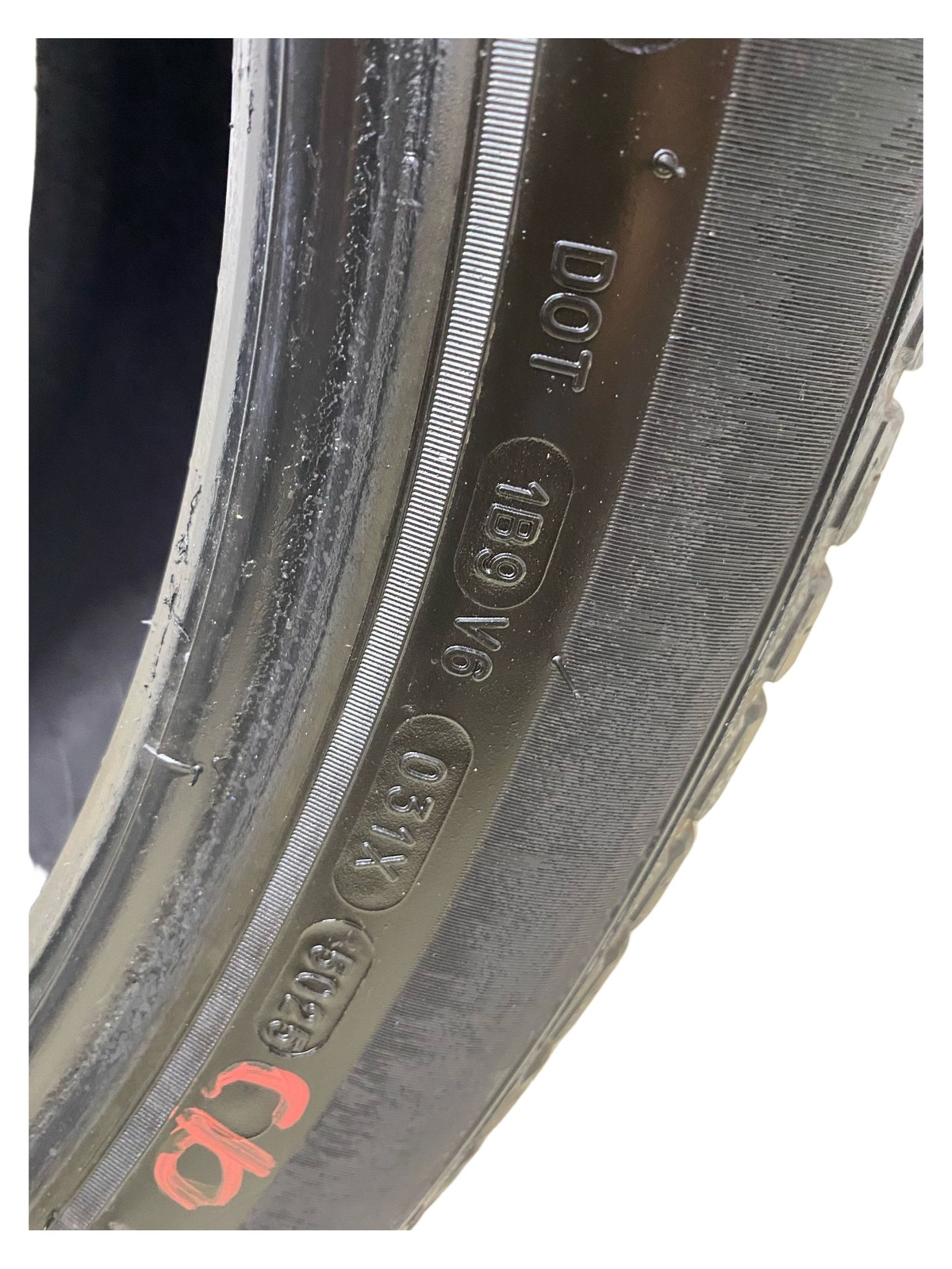 (C) MICHELIN CROSS CLIMATE 285/45R21 113V DOT (5025) 10/32NDS