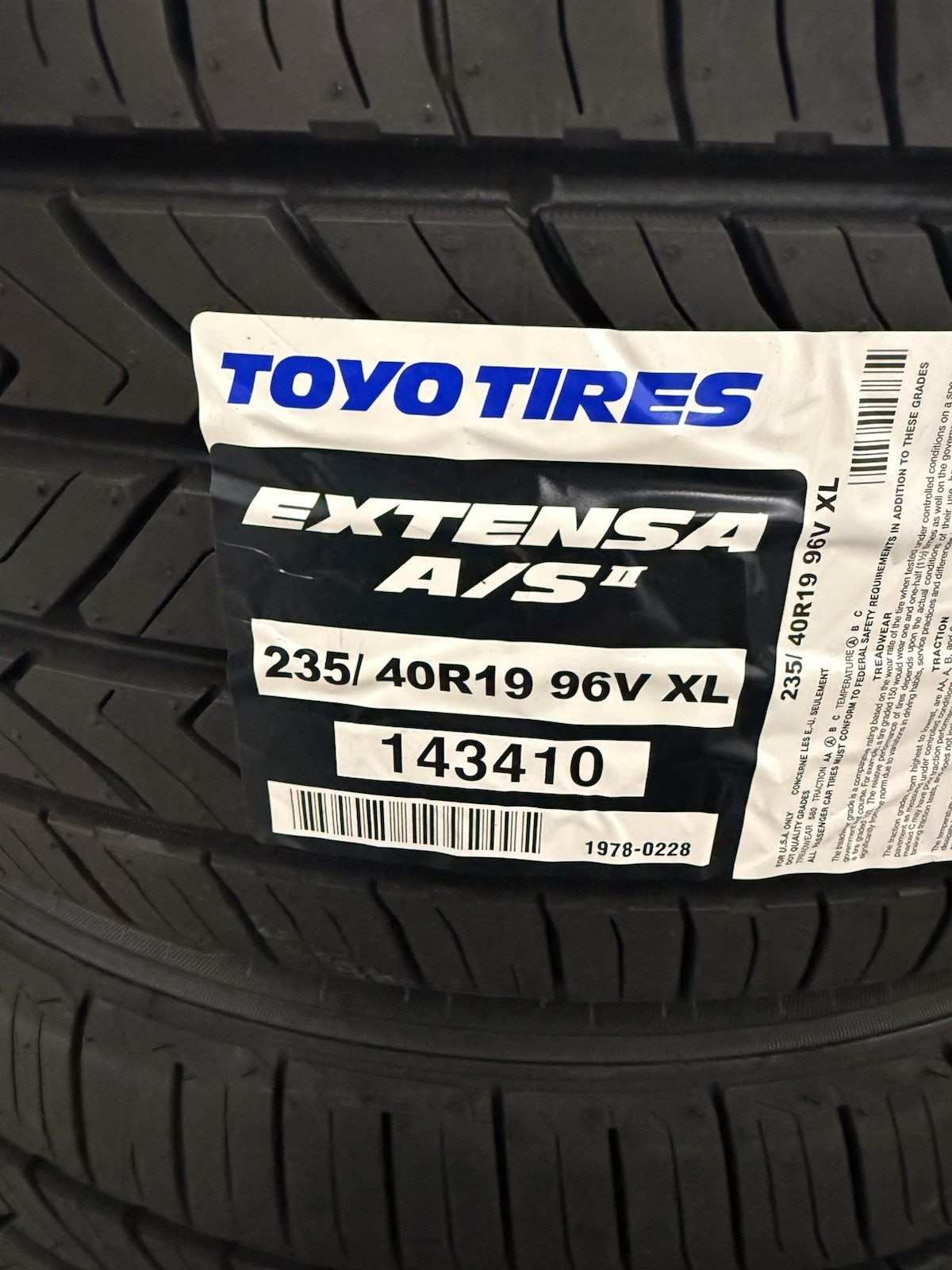 4 X Toyo EXTENSA A/S II 235/40R19XL 96V Tires