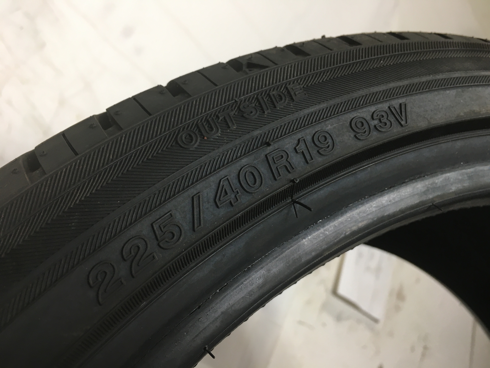 [1] Yokohama YK-GTX All Season P225/40R19 225 40 19 Tire – Driven Once