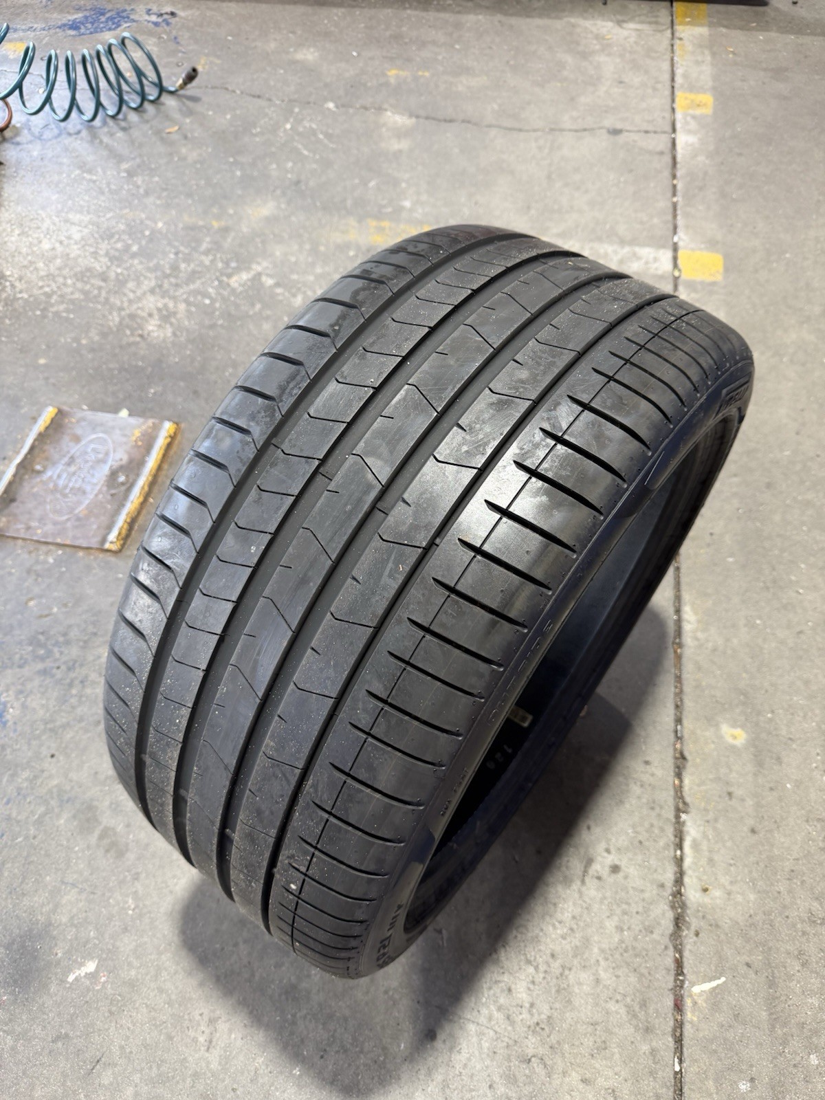 315/35/ZR21 PIRELLI PZERO Tire Run Flat 111Y XL (Used)