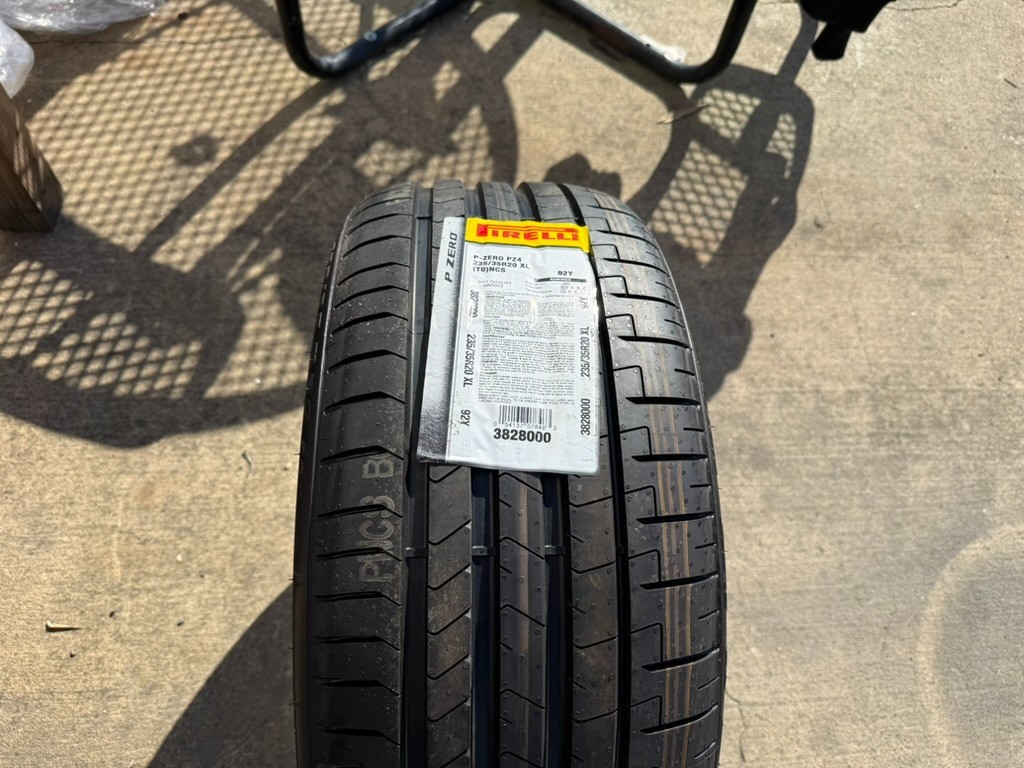 1 SINGLE Pirelli P-Zero (PZ4) 235/35R20XL 92Y Tire 2353520 235 35 20 100%