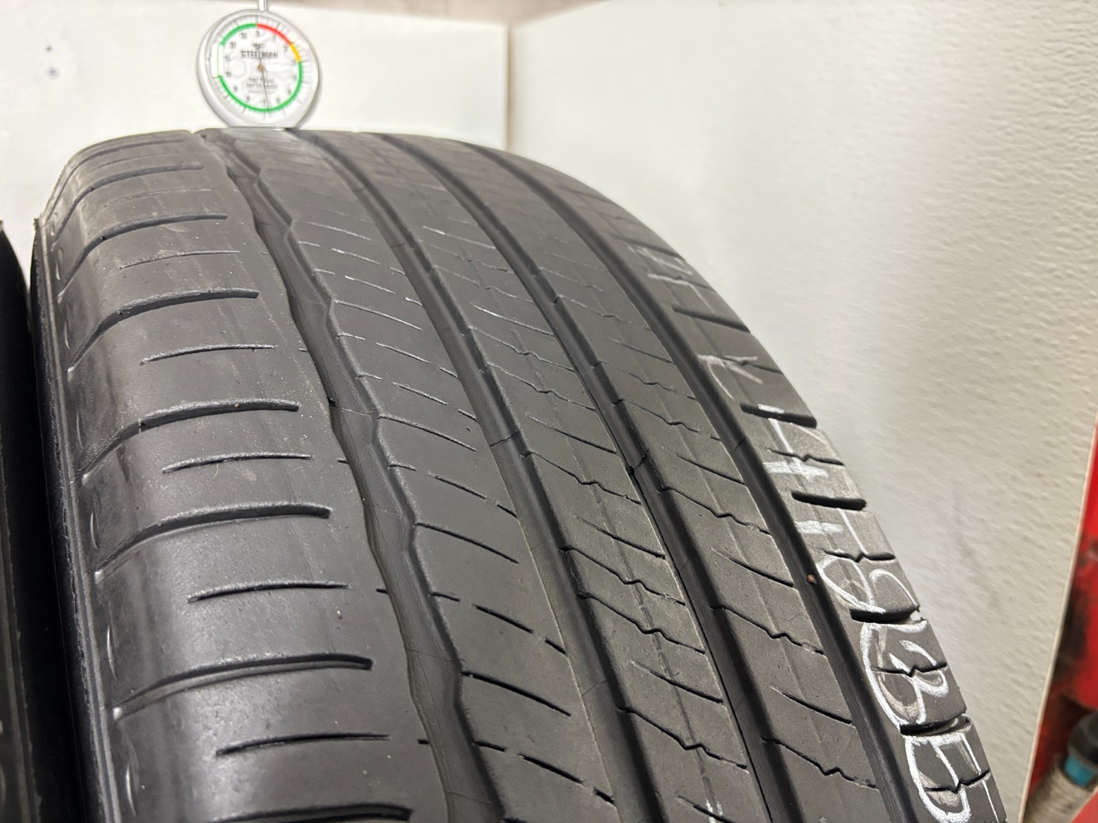 NO SHIPPING ONLY LOCAL PICK UP Set 4 Tires 235 65 18 Michelin Primacy Tour A/s